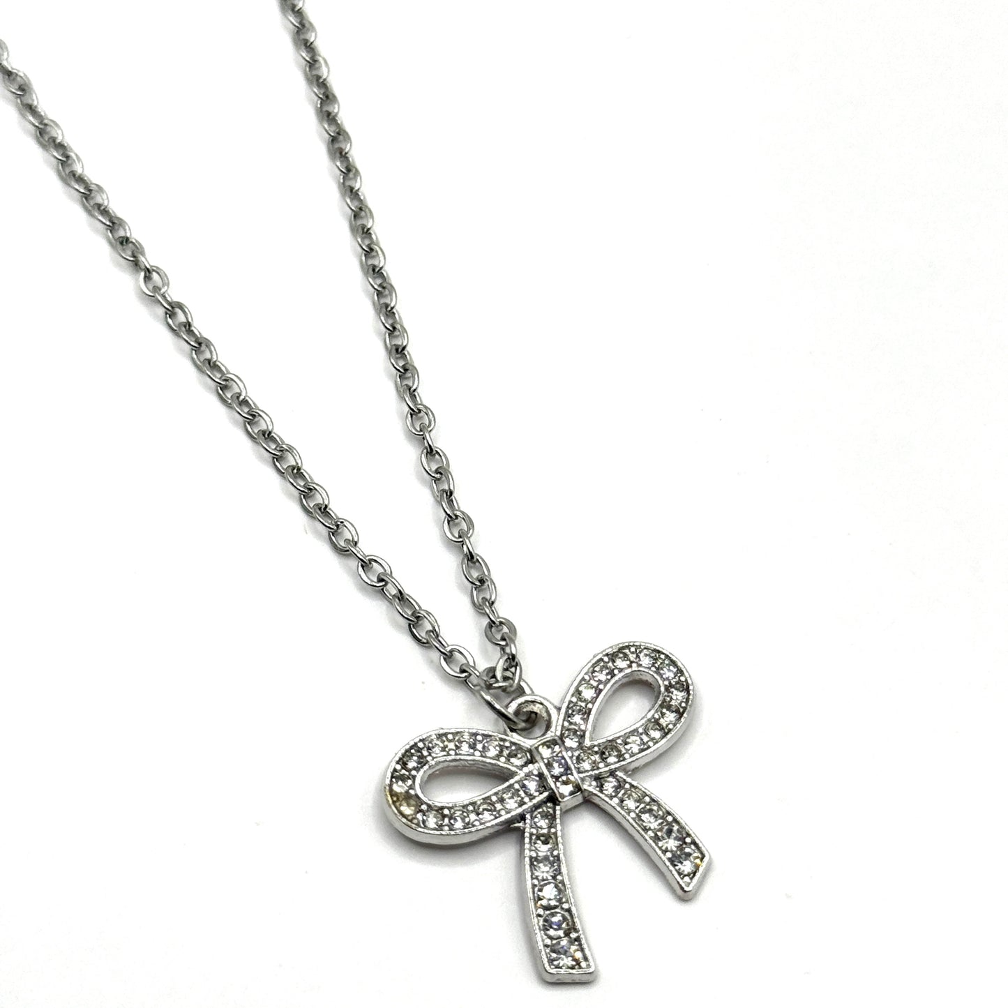 Kette mit glitzerndem Schleifenanhänger