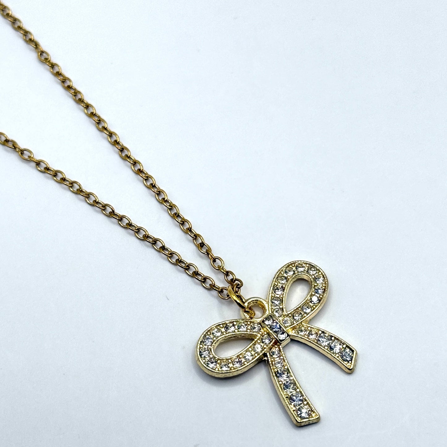 Kette mit glitzerndem Schleifenanhänger