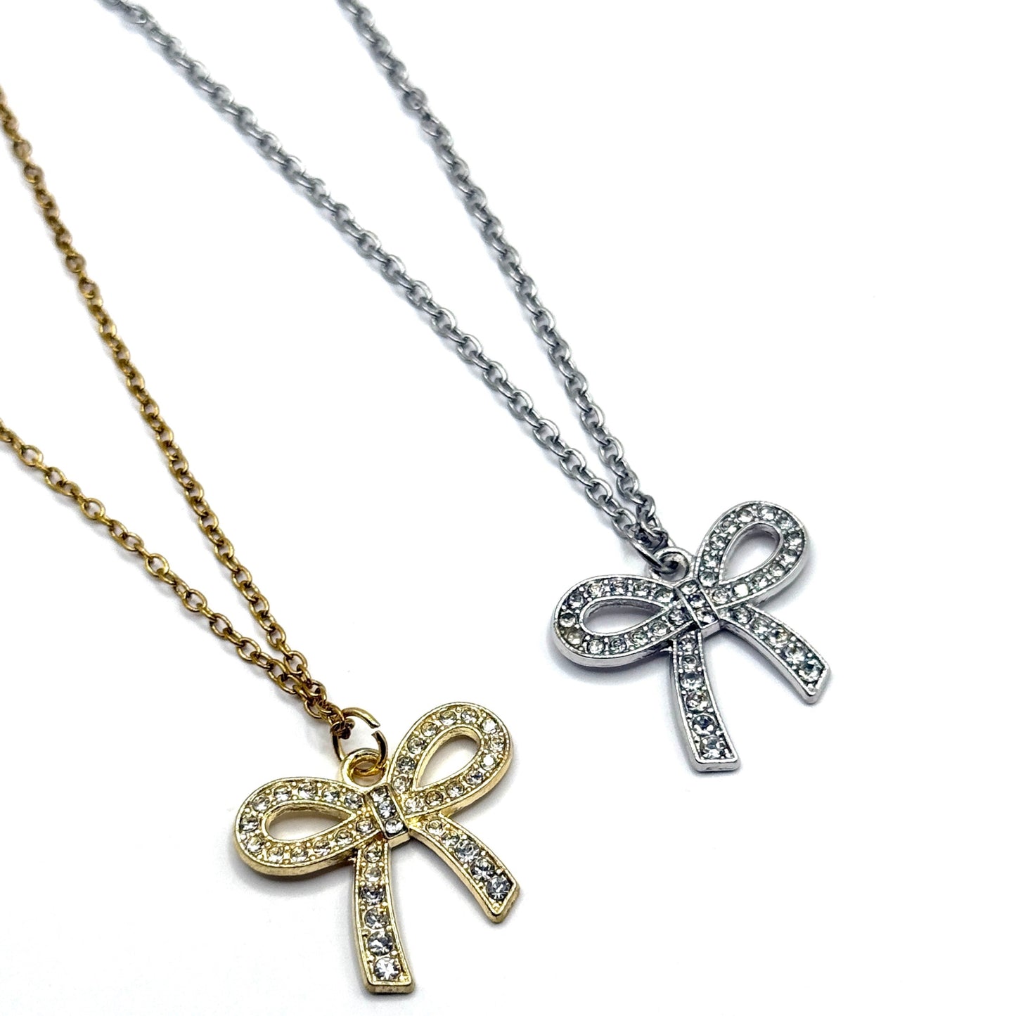 Kette mit glitzerndem Schleifenanhänger